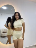 Este conjunto de dos piezas en tono beige claro combina estilo y comodidad a la perfección. Confeccionado en tela acanalada elástica, se adapta a tu figura realzando tus curvas de forma natural. Ideal para lucir fresca, cómoda y con un toque chic en casa o en salidas casuales. ¡Perfecto para destacar con un look minimalista y moderno!